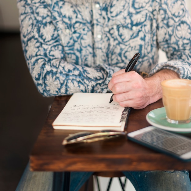 Concepto de Realxation de la cafetería de trabajo de la escritura del hombre mayor