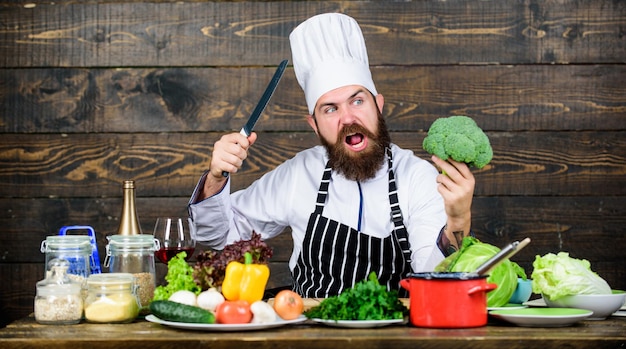 Concepto de receta culinaria Hombre barbudo hipster cocinando verduras frescas Los ingredientes más frescos posibles El chef usa verduras orgánicas frescas para el plato Comida vegetariana Comida orgánica Solo ingredientes frescos