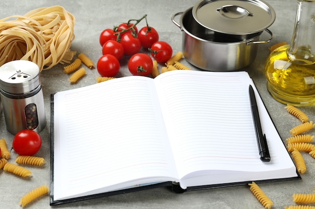 Concepto de receta en mesa con textura gris, espacio para texto