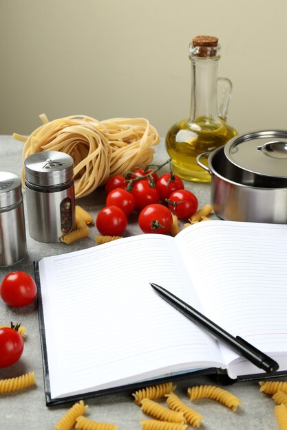 Foto concepto de receta en mesa con textura gris, espacio para texto