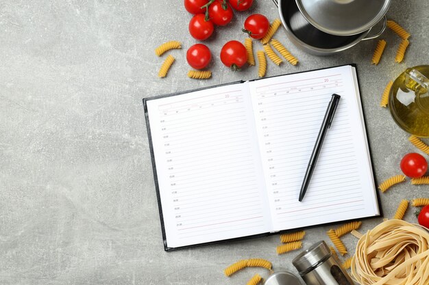 Foto concepto de receta en mesa con textura gris, espacio para texto