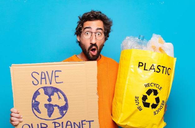 Foto concepto de reciclaje de hombre barbudo joven