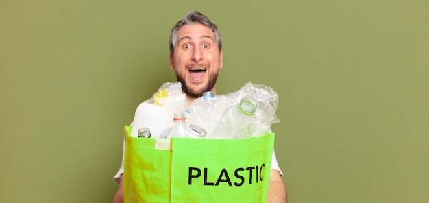 Foto concepto de reciclaje de hombre de mediana edad
