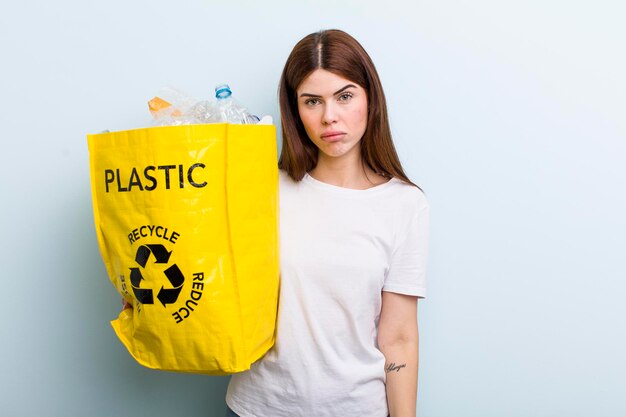 Concepto de reciclaje de mujer bonita adulta joven