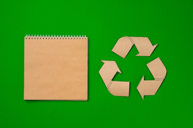 Foto concepto de reciclaje de papel en la vista superior de fondo verde