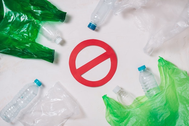 Sin concepto de reciclaje de plástico, pila de botellas de plástico para reciclar sobre fondo blanco.