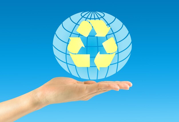 Concepto de reciclaje. Signo de reciclaje en la mano de un hombre