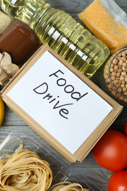 Foto concepto de recolección de alimentos con comida en la mesa de madera