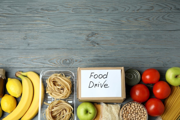 Concepto de recolección de alimentos con comida en la mesa de madera