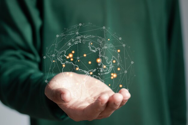 Concepto de red de comunicación global La gente de negocios experimenta la creación de redes globales y el intercambio global de información