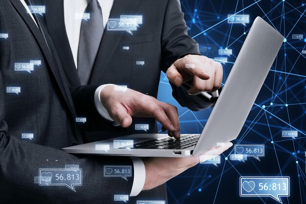 Concepto de red y comunicación por Internet Primer plano de las manos de los hombres de negocios usando una computadora portátil con una red creativa de me gusta poligonal sobre fondo borroso Doble exposición