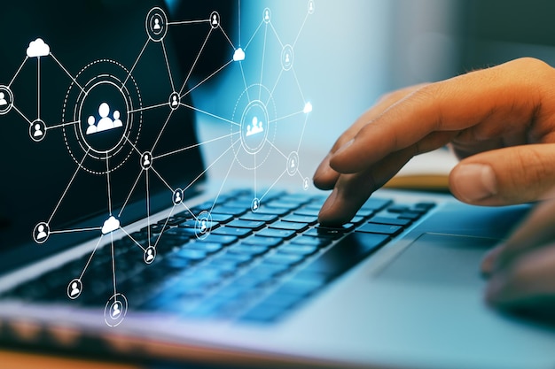 Concepto de red social corporativa con hologramas, iconos de aplicaciones establecidos y escritura manual en el teclado