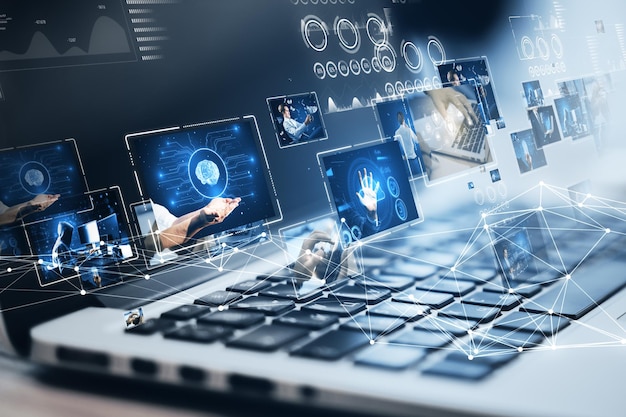 Concepto de red virtual con pantallas que muestran la creación de contenido y la transmisión de medios en una computadora portátil