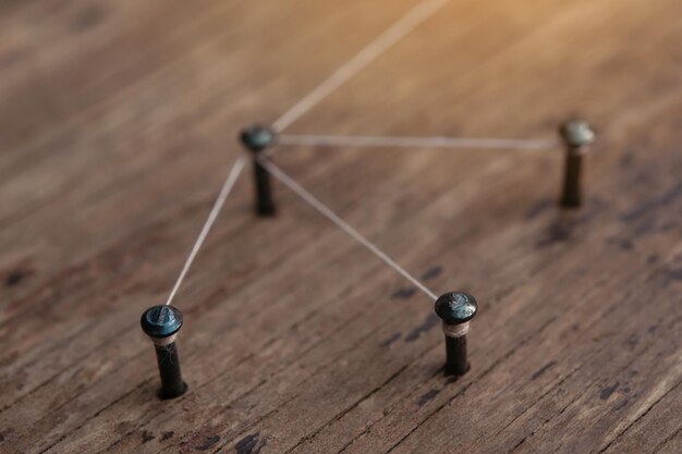 Concepto de redes de conexión - red conectada con hilo blanco en madera de tabla
