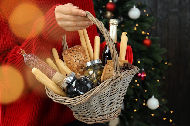 Foto concepto de regalo con canasta de navidad sobre fondo de abeto