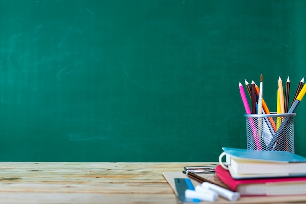 Concepto de regreso a la escuela. lápiz de color y suministros en mesa de madera