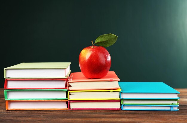 Concepto de regreso a la escuela con manzana y libros.