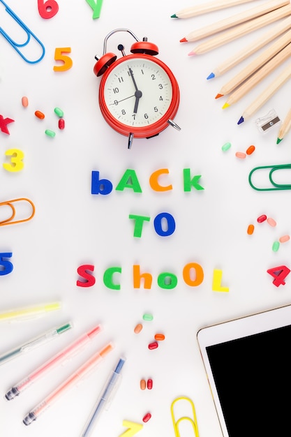 Foto concepto de regreso a la escuela con material de oficina.