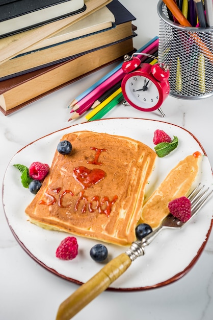 Concepto de regreso a la escuela, panqueques de desayuno