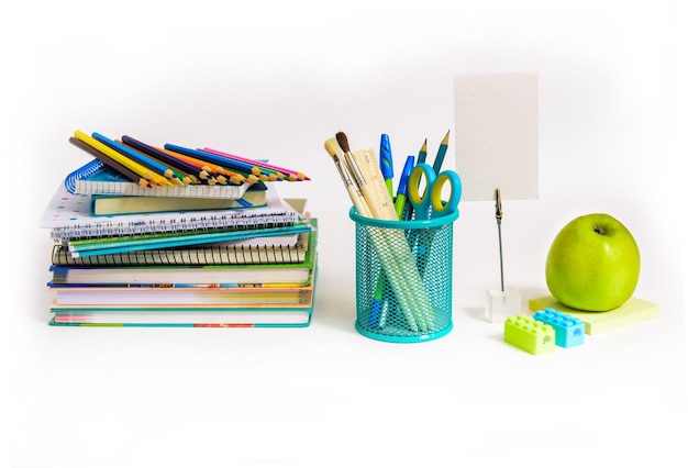 Concepto de regreso a la escuela. Pila de cuaderno y lápices escolares. Accesorios de estudios para escolares y estudiantes.