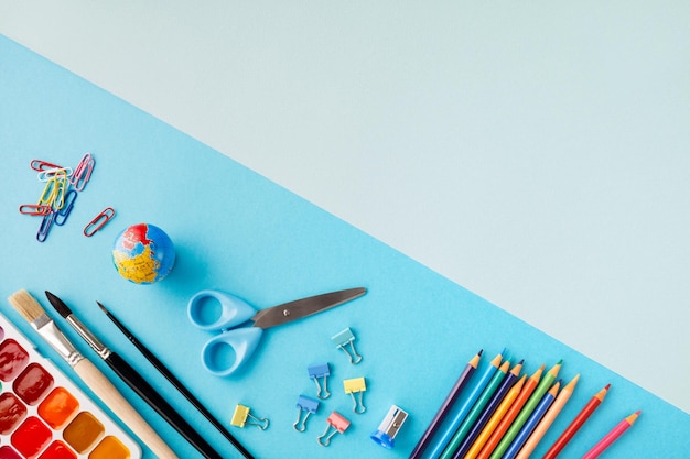 Concepto de regreso a la escuela sobre fondo de papel de textura azul