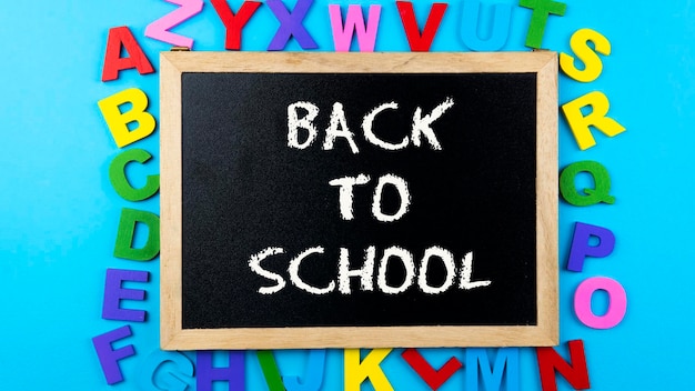 Concepto de regreso a la escuela Un verano cuando el niño vuelve a aprender en el concepto de la escuela