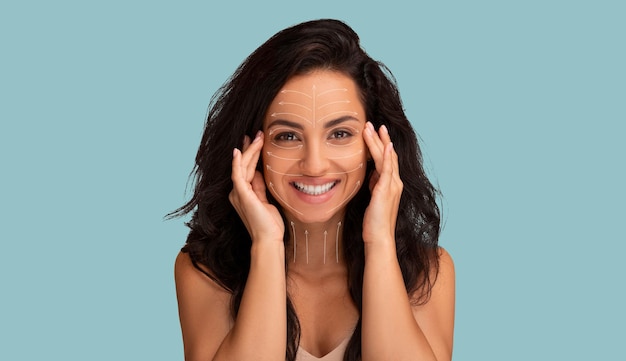 Concepto de rejuvenecimiento facial mujer feliz y bonita con líneas de masaje