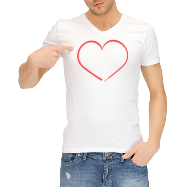 concepto de relaciones - hombre con camiseta blanca con corazón