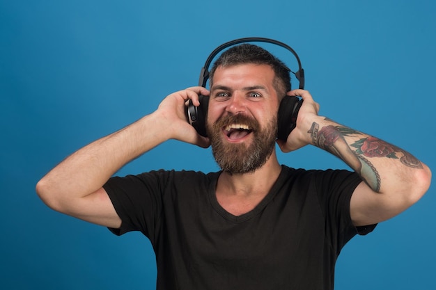 Concepto de relajación y música Cantante con barba y cara sonriente