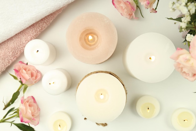 Concepto de relajación con vista superior de velas aromáticas