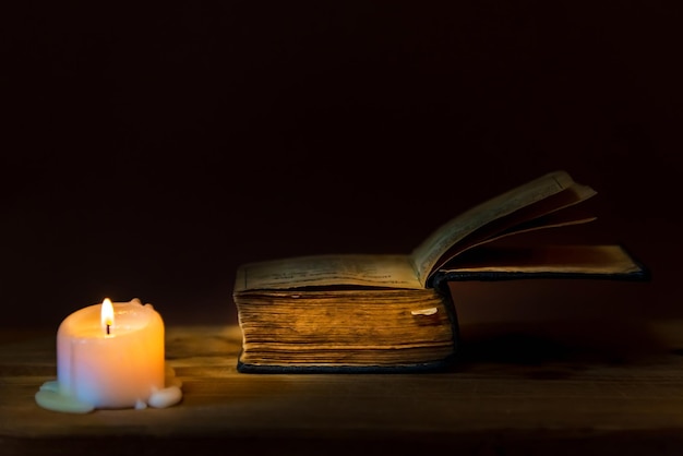 Concepto religioso Biblia y vela en una vieja mesa de madera hermoso fondo dorado hermoso agradable concepto religioso espacio de copia