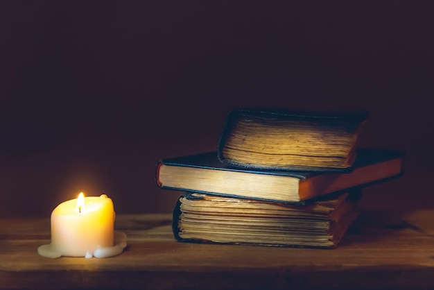 Concepto religioso Biblia y vela en una vieja tablilla de madera las escrituras del libro sagrado hermoso fondo de oro vintage hermoso agradable concepto religioso espacio de copia