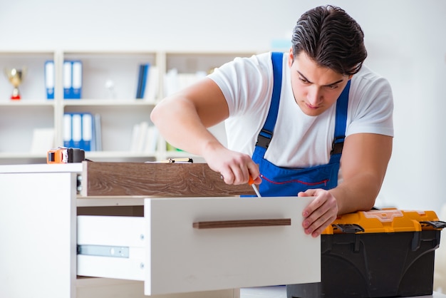 Concepto de reparación y montaje de muebles.