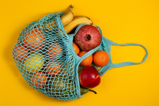 Concepto sin residuos de plástico libre. Fruta fresca en una bolsa de malla, vista superior con copyspace