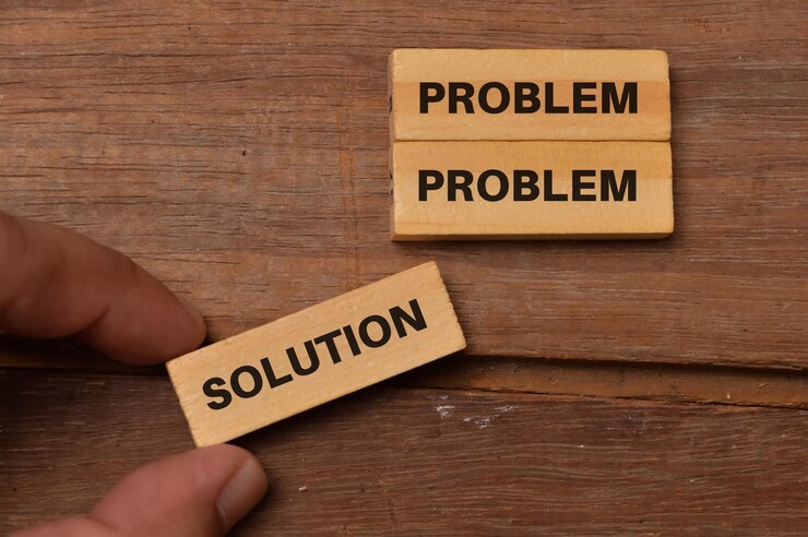 Foto concepto de resolución de problemas mano sosteniendo un bloque de madera con la palabra solución