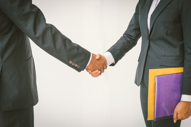 Foto concepto de reunión de asociación empresarial. imagen del apretón de manos de hombres de negocios.