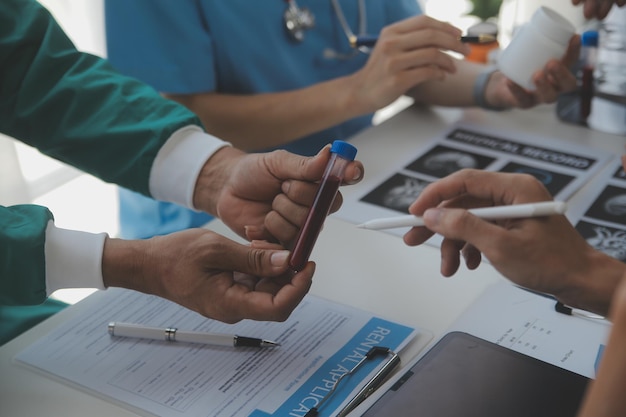 Concepto de reunión de equipo de red de tecnología médica Doctor mano trabajando teléfono inteligente tableta digital moderna computadora portátil gráficos gráfico interfaz rayos de sol efecto foto