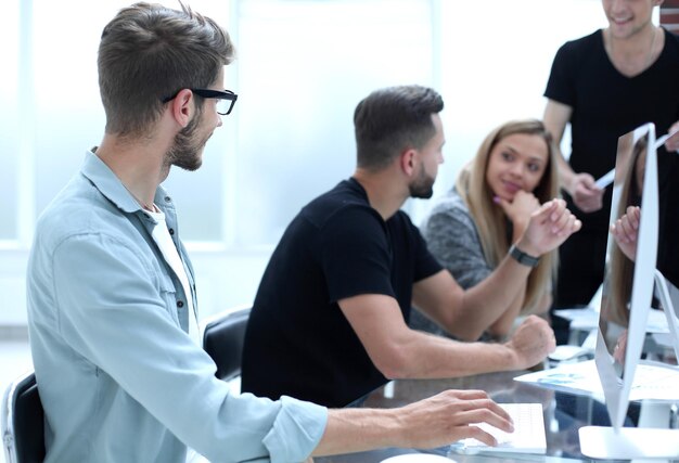 Concepto de reunión de intercambio de ideas de trabajo en equipo de diversidad de inicio