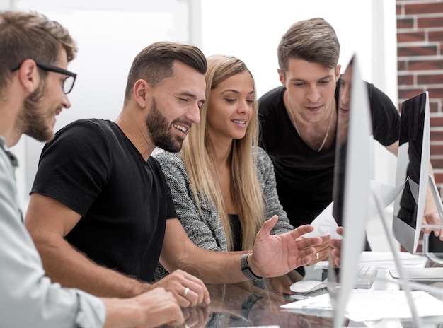 Concepto de reunión de intercambio de ideas de trabajo en equipo de diversidad de inicio