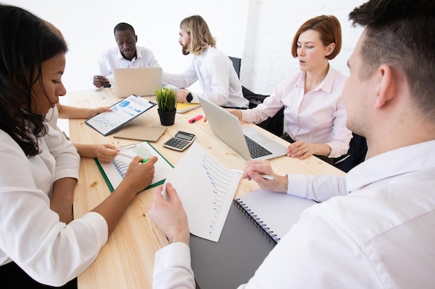 Concepto de reunión de intercambio de ideas de trabajo en equipo