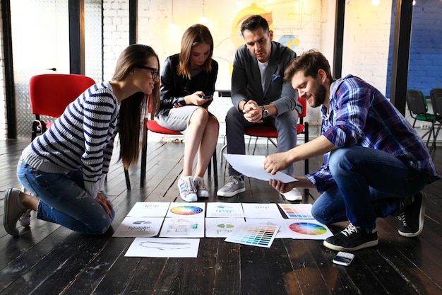 Concepto de reunión de lluvia de ideas de trabajo en equipo de diversidad de inicio.