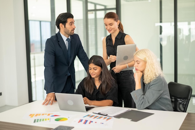 Concepto de reunión de negocios Gente de negocios que trabaja en la sala de conferencias