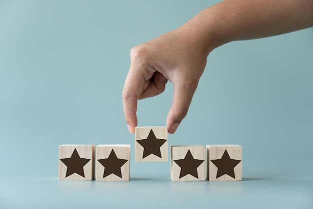 El concepto de revisión del cliente elige cinco estrellas para una gran experiencia de servicio