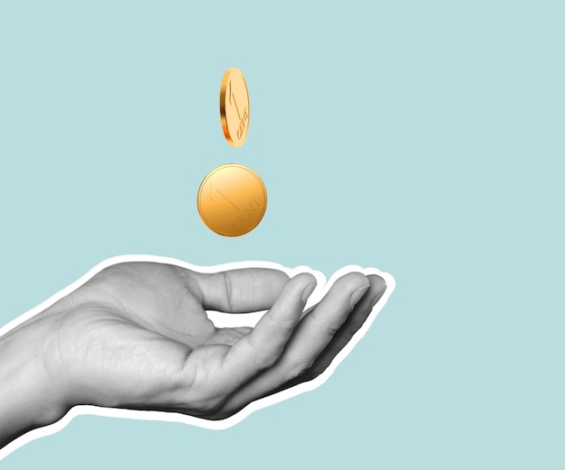 Concepto de riqueza, ingresos, ganancias y ahorros. Pirámide plegable a mano a partir de monedas amarillas