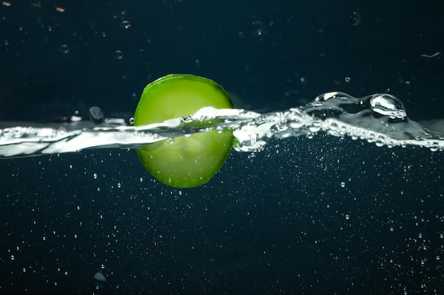 Concepto de rodaja de pepino de frescura en agua clara