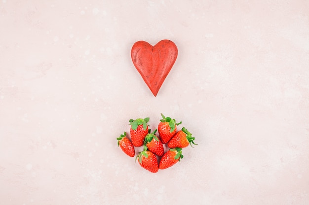 Concepto romántico de composición con fresas