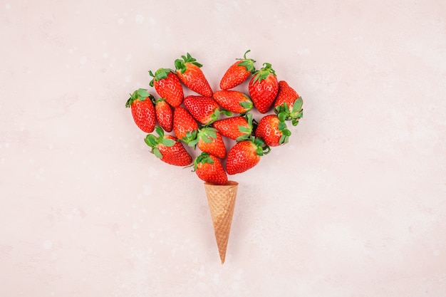 Concepto romántico de composición con fresas