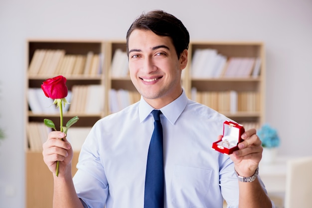 Concepto romántico con hombre haciendo propuesta de matrimonio