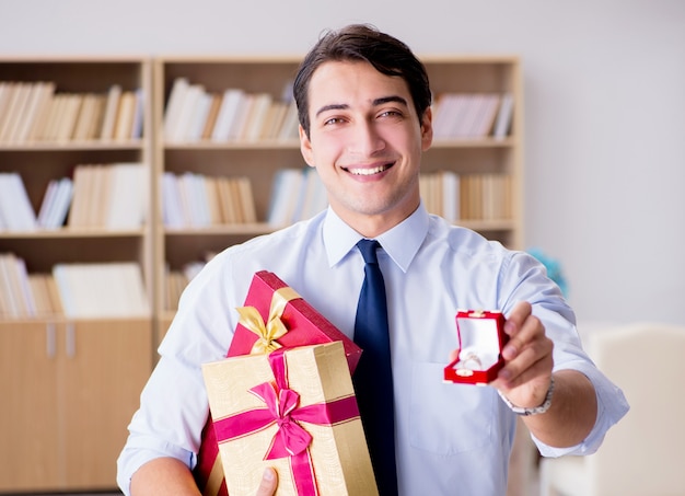 Concepto romántico con hombre haciendo propuesta de matrimonio