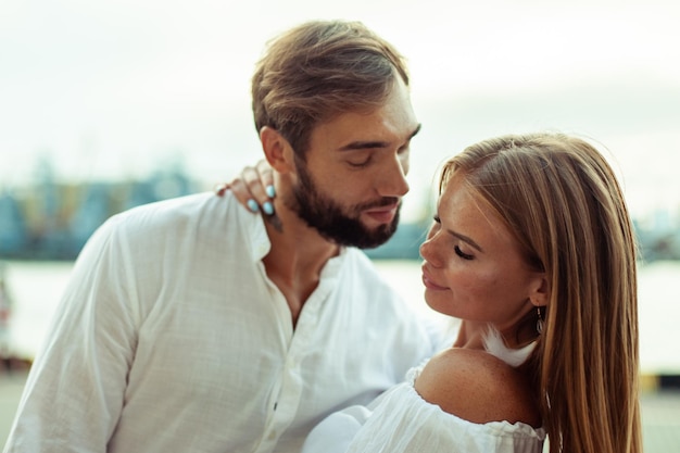 Concepto romántico El hombre quiere besar a su mujer al aire libre